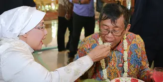 Kebahagiaan benar-benar dirasakan pasangan lanjut usia Nani Wijaya dan Ajip Rosidi. Usai akad nikah berlangsung, acara resepsi pun digelar dan dihadiri para sahabat, kerabat serta tamu undangan kedua mempelai. (Adrian Putra/Bintang.com)