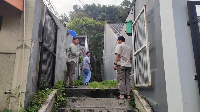 Polisi kembali melakukan olah TKP untuk mengungkap kasus pembunuhan siswi SMK Baranangsiang Bogor pada 2019 silam. Olah TKP digelar pada sebuah gang di Jalan Riau, Kamis (6/7/2023).
