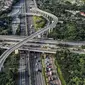 Foto udara lalu lintas kendaraan saat melintas di ruas Tol Jagorawi, Kampung Rambutan, Jakarta Timur, Selasa (20/12/2022). PT Jasa Marga (Persero) Tbk mencatat sebanyak 291.451 kendaraan meninggalkan wilayah Jakarta, Bogor, Tangerang, Bekasi (Jabotabek) pada H-7 sampai H-6 Hari Raya Natal 2022. (merdeka.com/Iqbal S. Nugroho)