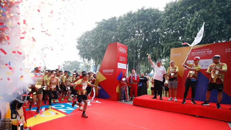 Gubernur Jawa Tengah Ganjar Pranowo dan istri Siti Atikoh, turut mengikuti Bank Jateng Friendship Run Jakarta yang dimulai di Lapangan Banteng, Jakarta Pusat. (Istimewa)