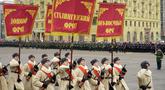 Prajurit Rusia yang mengenakan seragam bersejarah berbaris selama parade militer di selatan kota Volgograd pada 2 Februari 2023. Parade digelar untuk menandai peringatan 80 tahun kemenangan Soviet pada Pertempuran Stalingrad selama Perang Dunia II. (AFP/Stringer)