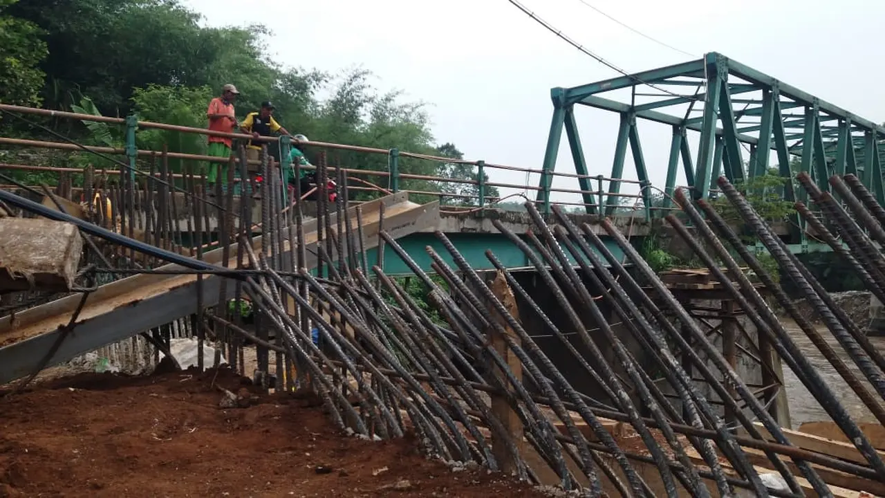 Jembatan Hanyut Diterjang Banjir Bandang