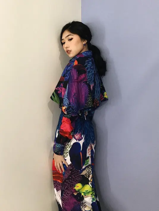 Tampil simple di belakang panggung, Isyana pun kerap memukau saat di atas panggung. Seperti ini misalnya, dress berwarna biru dengan paduan warna lainnya membuat Isyana tampak cerah merona. (Instagram/isyanasarasvati)