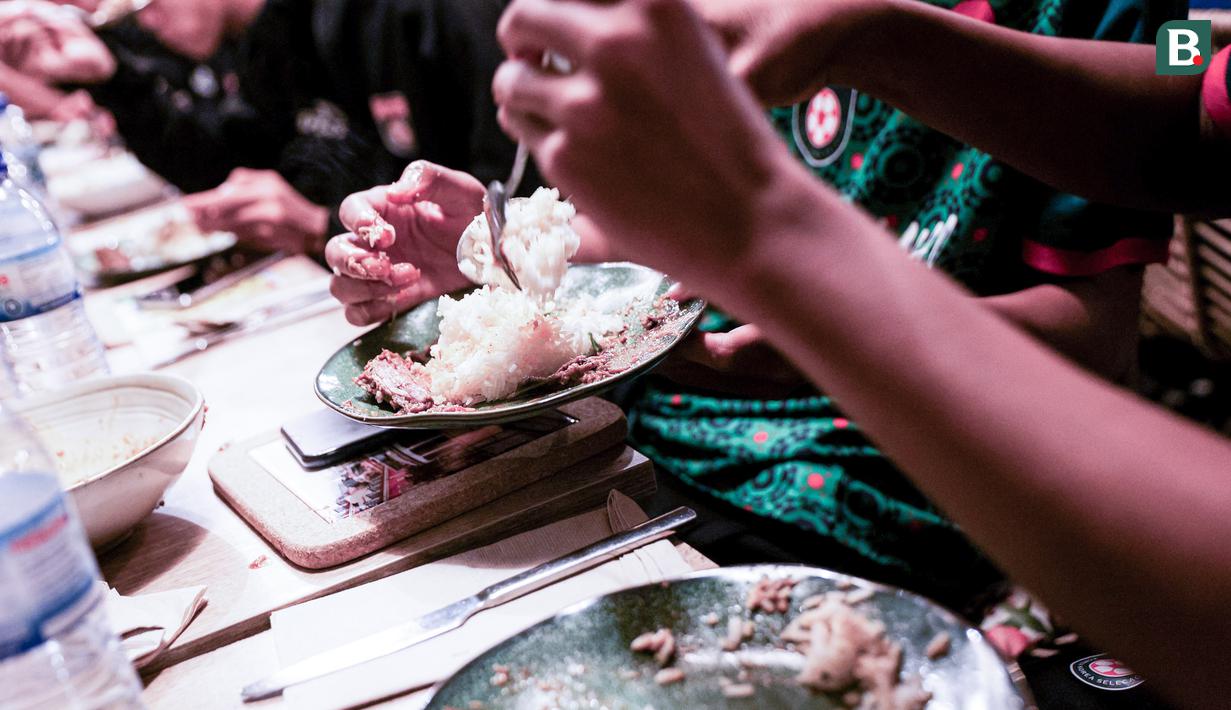 Kerinduan para pemain Korea-Korea Selecao dengan makanan Indonesia akhirnya terobati. Mereka bertemu dengan batagor hingga nasi goreng setelah seminggu menyantap kuliner Portugal. (Bola.com/Bagaskara Lazuardi)