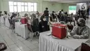 Suasana pelaksanaan vaksinasi dosis ketiga (Booster) di Pasar Induk Kramat Jati, Jakarta Timur, Kamis (10/3/2022). Data terkini mencatat capaian vaksinasi booster COVID-19 di Ibu Kota baru sekitar 1,4 juta orang. (merdeka.com/Iqbal S. Nugroho)