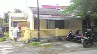 Rumah calon menantu Presiden Jokowi yang terletak di Jalan Kutai VII, Sumber, Banjarsari, Solo, Jawa Tengah, tengah dicat warna krem (Liputan6.com/Reza Kuncoro)