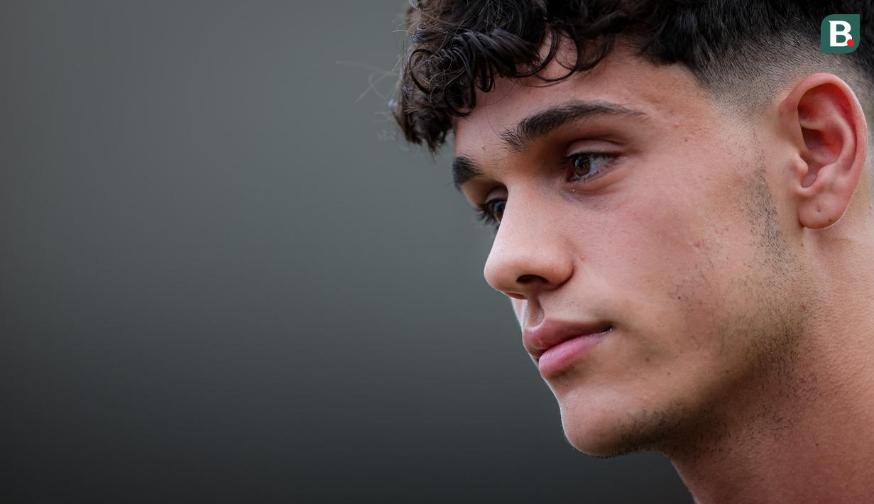 Pemain Timnas Spanyol U-17, Hector Fort memberikan keterangan saat latihan resmi menjelang laga perempat final Piala Dunia U-17 2023 melawan Timnas Jerman U-17 yang berlangsung di Stadion Madya, Senayan, Jakarta, Kamis (23/11/2023). (Bola.com/Bagaskara Lazuardi)