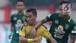 Pemain Persebaya, Osvaldo Haay (kanan) berebut bola dengan pemain Bhayangkara FC pada lanjutan Go-Jek Liga 1 Indonesia bersama Bukalapak di Lapangan PTIK, Jakarta, Rabu (11/7). Babak pertama, Bhayangkara FC unggul 2-1. (Liputan6.com/Helmi Fthriansyah)