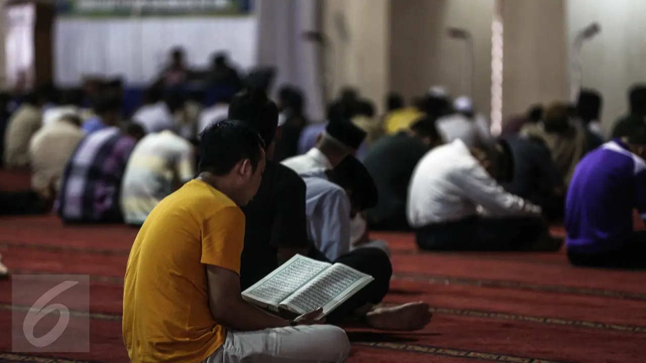 20160606-Puasa Hari Pertama, Warga Isi Waktu dengan Bertadarus di Masjid Istiqlal-Jakarta
