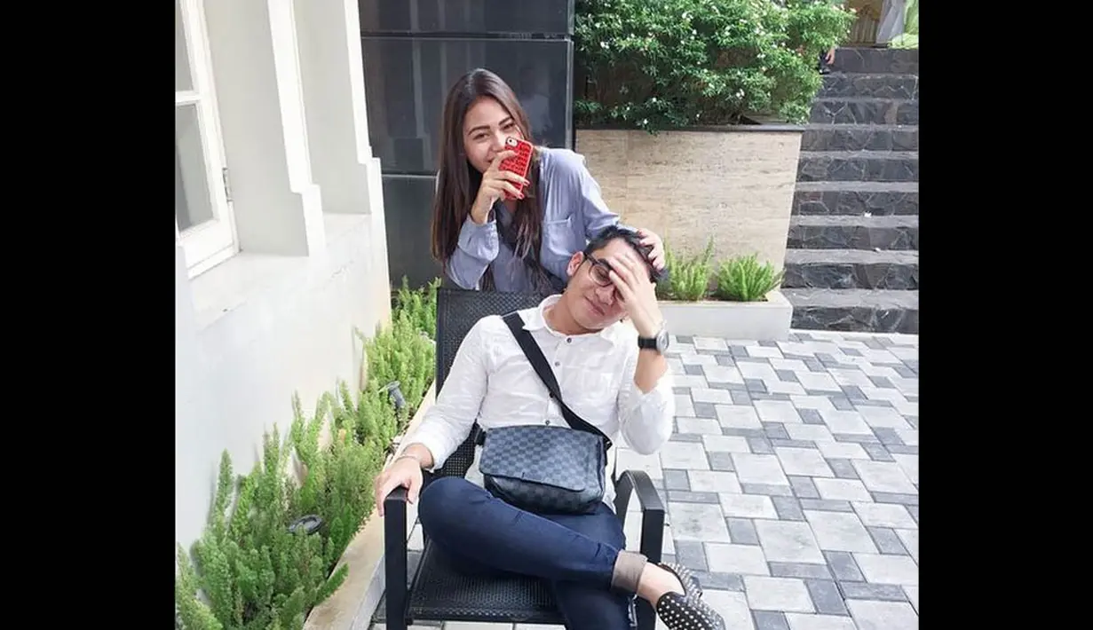 Pada 8 Oktober 2014, dalam sebuah foto yang diunggah ke akun Instagram Tommy, tampak Aurel Hermansyah berdiri dibelakang bangku yang diduduki pria berkacamata tersebut. (instagram.com/tommyrumengan)