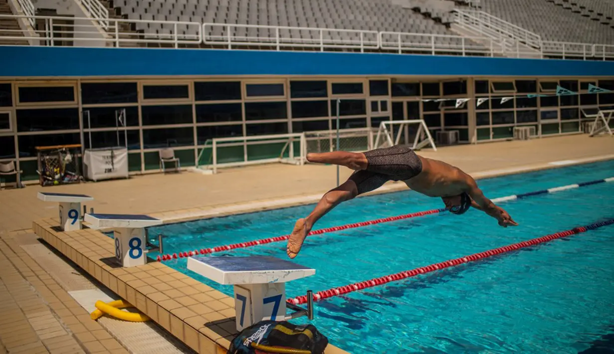 Pengungsi Suriah Ibrahim al-Hussein mengikuti sesi latihan di Olympic Aquatic Center, Athena, Yunani, 2 Juni 2021. Ibrahim al-Hussein mencoba menjadi bagian dari Tim Paralimpiade Pengungsi untuk Paralimpiade Tokyo 2020. (Angelos Tzortzinis/AFP)