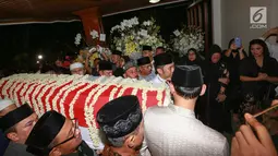 Agus Harimurti Yudhoyono dan Edhie Baskoro Yudhoyono tiba membawa jenazah Kristiani Herrawati atau Ani Yudhoyono di Puri Cikeas, Bogor, Sabtu (1/6/2019). Jenazah tiba dengan pesawat Hercules VIP C 130 dan akan dikebumikan di TMP Kalibata pada hari Minggu. (Kapanlagi.com/Budi Santoso)