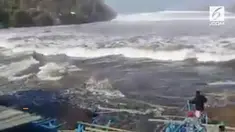 Gelombang tinggi menerjang beberapa bagian pantai pesisir selatan Yogyakarta.