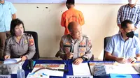 Polisi meringkus pria berinisial AY (29) yang membacok kakak ipar kekasihnya sendiri hingga tewas, di Kelurahan Bintara, Bekasi Barat, Kota Bekasi, Jawa Barat. (Liputan6/Bam Sinulingga)