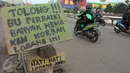 Sebuah papan terpasang di ruas Jalan Raya Siliwangi Pamulang, Kota Tangerang Selatan (Tangsel),Banten, Kamis (12/5). Warga sekitar mengeluhkan lambatnya penyelesaian proyek pelebaran jalan yang menghubungkan Serpong-Pamulang. (Liputan6.com/Helmi Afandi)