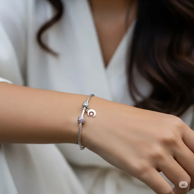 8. Gelang Charm Simpel