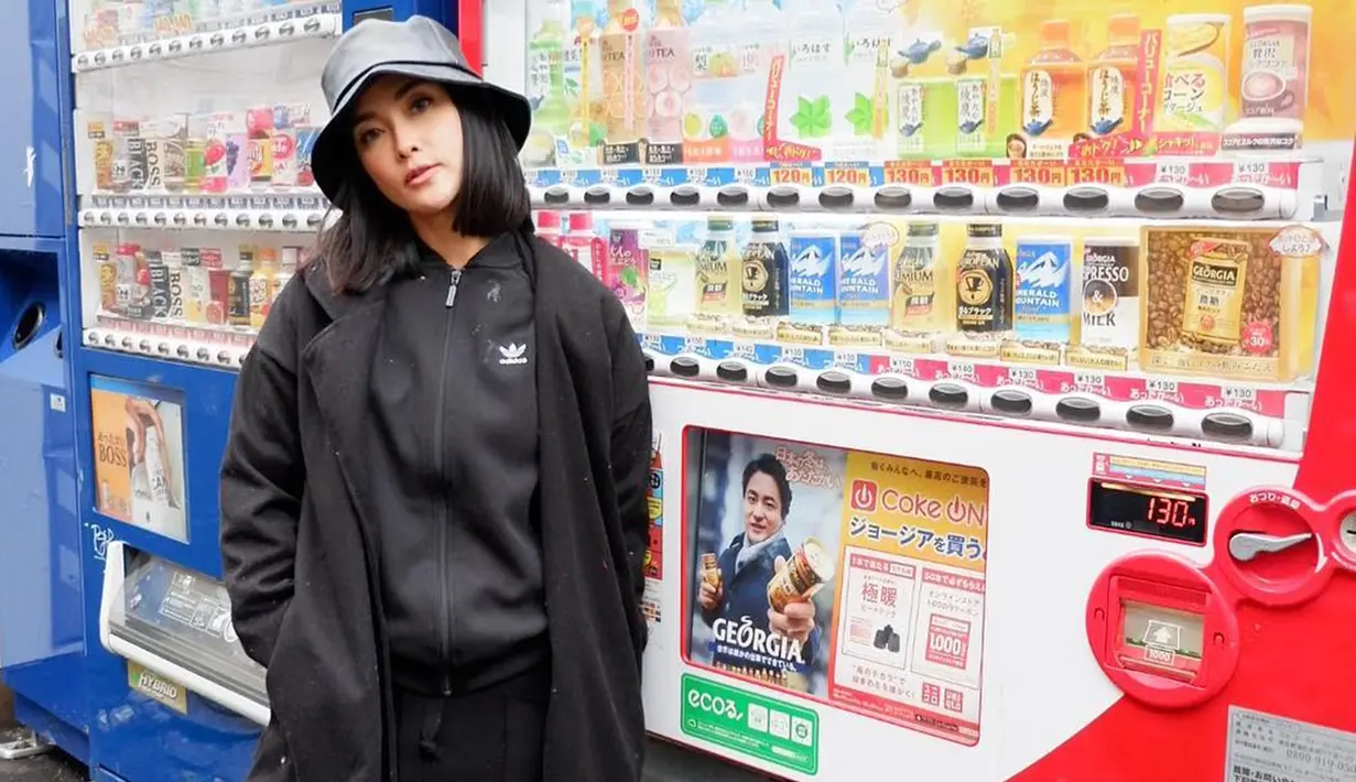 Memiliki gaya cewek mamba yang gemar berbusana berwarna hitam, penampilan Eva Anindita ini juga tak lepas dari perhatian. Ia memilih menggunakan bucket hat berwarna abu-abu sebagai detail dalam penampilannya. (Liputan6.com/IG/@eva_anindita_zachrie)