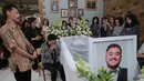 Suasana dalam rumah duka diselimuti kesedihan mendalam.  Disamping peti jenazah Mike berwarna putih, kerabat dan sahabat terus memanjatkan doa pada penyanyi  berusia 32 tahun itu. (Adrian Putra/Bintang.com)