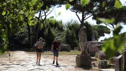 Orang-orang mengunjungi Taman Arkeologi Ostia Antica di Roma, Italia, 19 Agustus 2020. Ostia Antica merupakan situs arkeologi besar dari abad ke-4 SM yang berada dekat kota modern Ostia. (Xinhua/Cheng Tingting)
