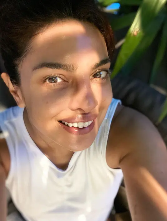 <p>Lewat foto ini, Priyanka Chopra membuktikan bahwa cantik tidak harus diperlihatkan lewat full makeup. Wajah bare face yang sehat terlihat sangat cantik padanya seperti ini. Foto: Instagram.</p>