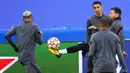 Pemain Paris Saint-Germain Lionel Messi (kanan) mengontrol bola saat sesi latihan di Stadion Bernabeu, Madrid, Spanyol, 8 Maret 2022. Paris Saint-Germain akan menghadapi Real Madrid pada pertandingan sepak bola Liga Champions. (AP Photo/Manu Fernandez)