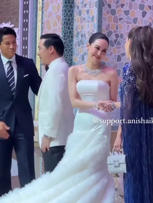 nisha Rosnah membawa mini bag silver dari Roger Vivier model Flower Strass Jewel Buckle Glitter Fabric seharga Rp56 jutaan. [@support.anishaik]