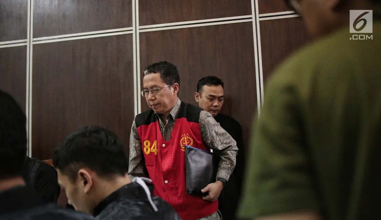 Mantan Pelaksana Tugas (Plt) Ketua Umum PSSI Joko Driyono usai menjalani sidang lanjutan di PN Jakarta Selatan, Kamis (9/5/2019). Sidang ditunda karena saksi dari Jaksa Penuntut Umum (JPU) berhalangan hadir dalam persidangan. (Liputan6.com/Faizal Fanani)