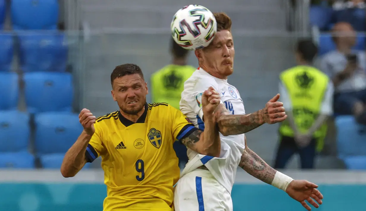 Berselang dua menit, Slovakia berganti membuat peluang ke gawang Swedia lewat tandukan Juraj Kucka (kanan) yang memanfaatkan sepak pojok Marek Hamsik. Sayangnya arah bola tak sesuai target dan membentur mistar gawang. (Foto: AFP/Pool/Anatoly Maltsev)