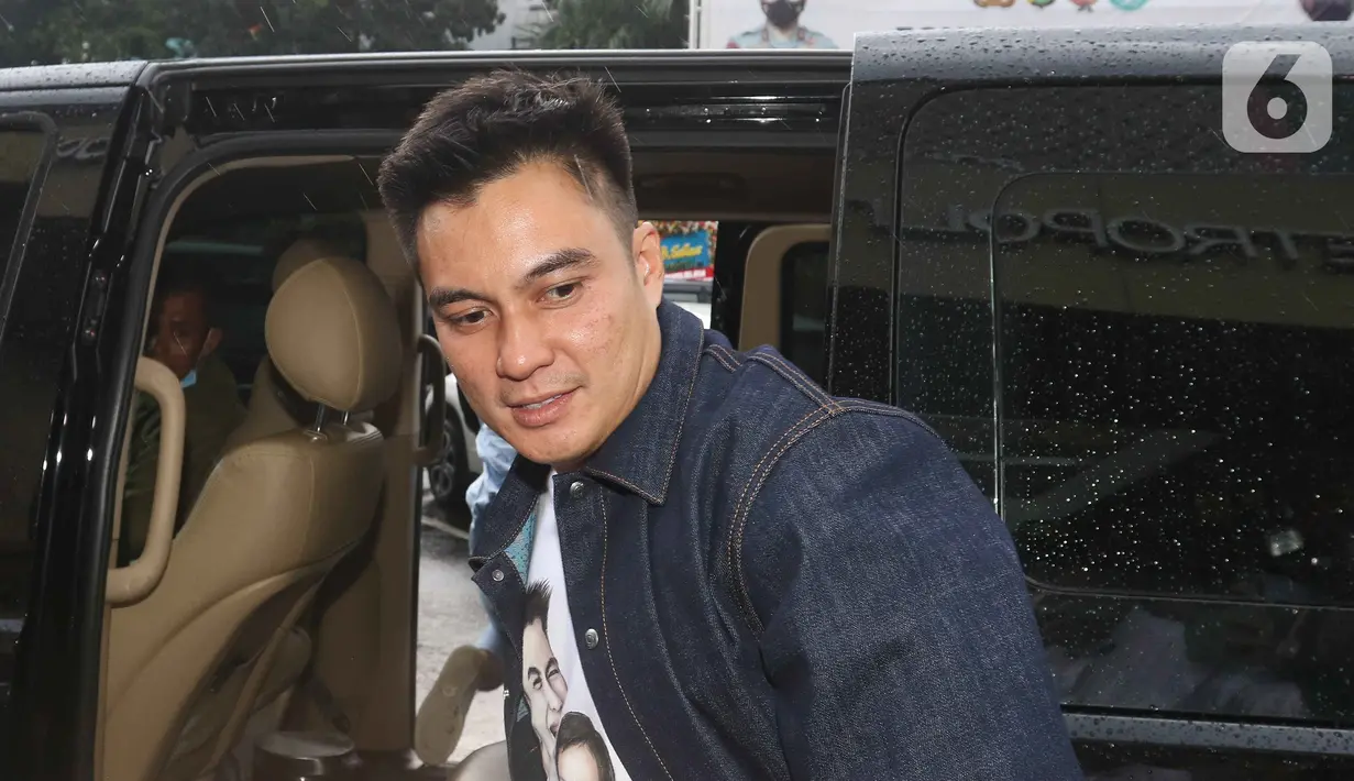 Baim Wong turun dari mobil saat tiba di polres Jakarta Selatan, Jumat (7/10/2022). Kasus ini diusut setelah polisi menerima laporan dari Direktur Bidang Sosial dan Budaya Sahabat Polisi Indonesia ke Polres Metro Jakarta Selatan, Senin 3 Oktober 2022. Laporan tercatat dengan nomor LP/2386/X/2022/RJS. (Liputan6.com/Herman Zakharia)