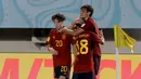 Pemain Timnas Spanyol U-17, Marc Guiu (kanan) melakukan selebrasi bersama rekannya setelah mencetak gol kemenangan timnya ke gawang Timnas Jepang U-17 pada laga 16 besar Piala Dunia U-17 2023 di Stadion Manahan, Solo, Senin (20/11/2023). (Bola.com/Arief Bagus)