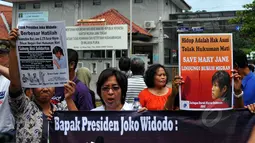 Asosiasi Buruh Migran Indonesia di Indonesia (ATKI-INA) menggelar aksi di depan dermaga lapas Nusakambangan, Cilacap, Minggu (26/4). ATKI meminta presiden Jokowi berbesar hati dan menyelamatkan Marry Jane dari eksekusi mati. (Liputan6.com/Yoppy Renato)