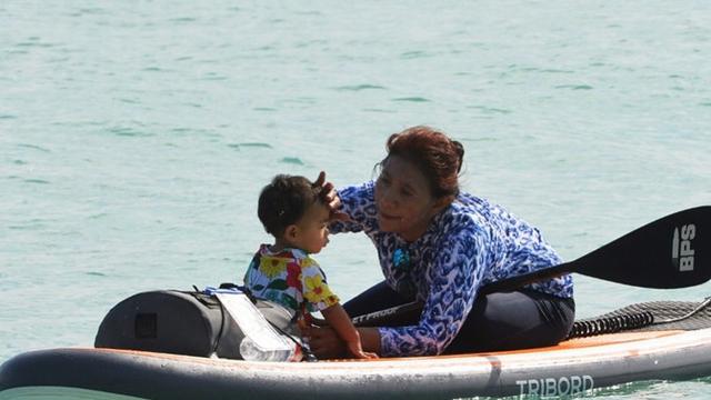 Menteri Susi dan cucunya bermain paddleboard! © Instagram/susipudjiastuti115