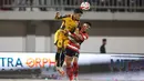 Pemain Persija Jakarta, Rio Fahmi (kiri) berduel dengan pemain Madura United pada lanjutan BRI Super League 2025/2026 di Stadion Gelora Ratu Pamelingan, Jumat (24/10/2025) malam WIB. (Bola.com/Abdul Aziz).