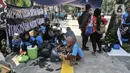Warga gusuran Kampung Bayam saat menggelar aksi di depan Balai Kota DKI Jakarta, Kamis (1/12/2022). Dengan membawa terpal dan perabotan rumah tangga, puluhan korban gusuran Kampung Bayam mendatangi Balai Kota untuk menuntut PT Jakarta Propertindo (JakPro) segera menyerahkan kunci hunian Kampung Susun Bayam (KSB) serta memberikan harga sewa yang murah. (merdeka.com/Iqbal S Nugroho)