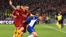 Duel Daniele De Rossi dan Otavio pada leg 1, 16 besar Liga Champions yang berlangsung di stadion Olimpico, Roma, Rabu (13/2). AS Roma menang 2-1 atas FC Porto. (AFP/Alberto Pizzoli)