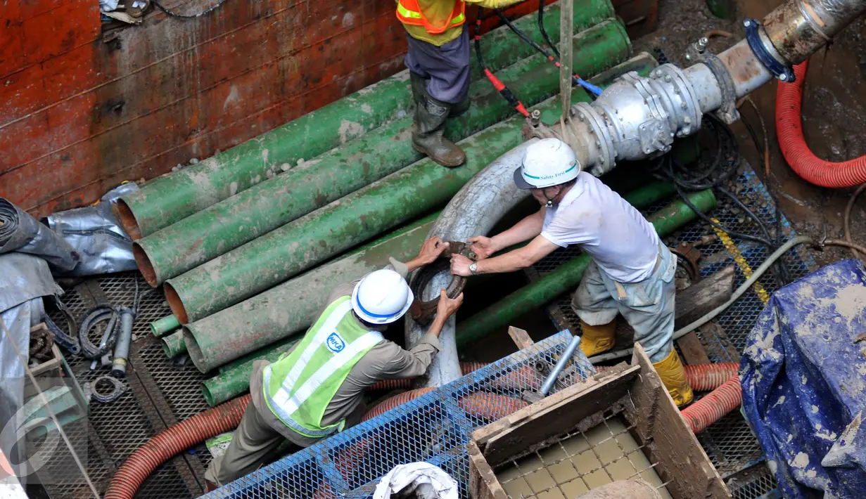 Pekerja mengerjakan pembangunan Sodetan Kali Ciliwung di Jalan Otista, Jakarta, Selasa (8/9/2015). Pengerjaan proyek sodetan ke kanal banjir timur tidak bisa dilanjutkan, karena terkendala pembebasan lahan di Bidara Cina. (Liputan6.com/Gempur M Surya) 