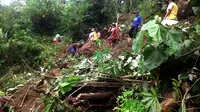 Petugas BPBD dan warga menyingkirkan material longsor di salah satu desa di Kabupaten Cilacap, Jawa Tengah. (Foto: BPBD Cilacap/Liputan6.com/Muhamad Ridlo)