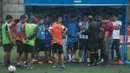 Menurut Guus Griet, meski postur pesepak bola Asia Tenggara tidak seperti Eropa namun ada cara untuk menyiasatinya. (Bola.com/Vitalis Yogi Trisna) 