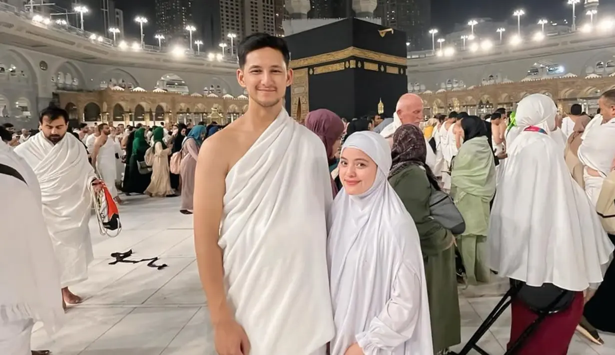 Tasya Kamila memilih untuk menjalani umroh di akhir tahun 2024 bareng suami dan buah hatinya. Ini adalah potret Tasya Kamila di depan Ka'bah. Biasa tampil terbuka, mantan penyanyi cilik ini makin memesona ketika mengenakan hijab dan pakaian lebar. Dalam momen lainnya seperti Ramadan atau Lebaran, pelantun tembang Libur Telah Tiba ini juga mengenakan hijab. (Liputan6.com/IG/@tasyakamila)