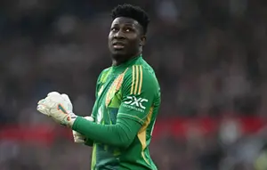 Kiper Manchester United asal Kamerun #24, Andre Onana terlihat selama pertandingan Liga Primer Inggris antara Manchester United dan Arsenal di Old Trafford di Manchester, Inggris barat laut, pada 9 Maret 2025. (Paul ELLIS/AFP)