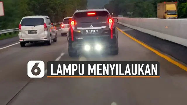 Pengendara mobil merekam sebuah mobil yang menggunakan lampu sorot putih saat melintas di dalam tol. Hal itu membuat silau pengendara mobil yang berada di belakangnya.