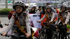 Sejumlah polisi wanita mengendarai sepeda berpatroli di lokasi car free day (CFD), Jakarta, Minggu (21/5). Untuk mengamankan CFD, polisi bersepeda rutin berpatroli dengan berkeliling di sepanjang jalan Sudirman-Thamrin. (Liputan6.com/Immanuel Antonius)