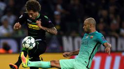 Pemain Barcelona, Javier Mascherano, berebut bola dengan pemain Borussia Monchengladbach, Fabian Johnson, pada laga kedua Grup C Liga Champions di Stadion im Borussia-Park, Kamis (29/9/2016) dini hari WIB. (AFP/Patrik Stollarz)