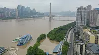 Foto dari udara yang diabadikan pada 18 Agustus 2020 ini menunjukkan air bah di bagian Chongqing Sungai Yangtze di Kota Chongqing, China barat daya. Kota Chongqing dilanda banjir parah. Status tanggap darurat Level I dikeluarkan pada Selasa (18/8) untuk pengendalian banjir. (Xinhua/Huang Wei)