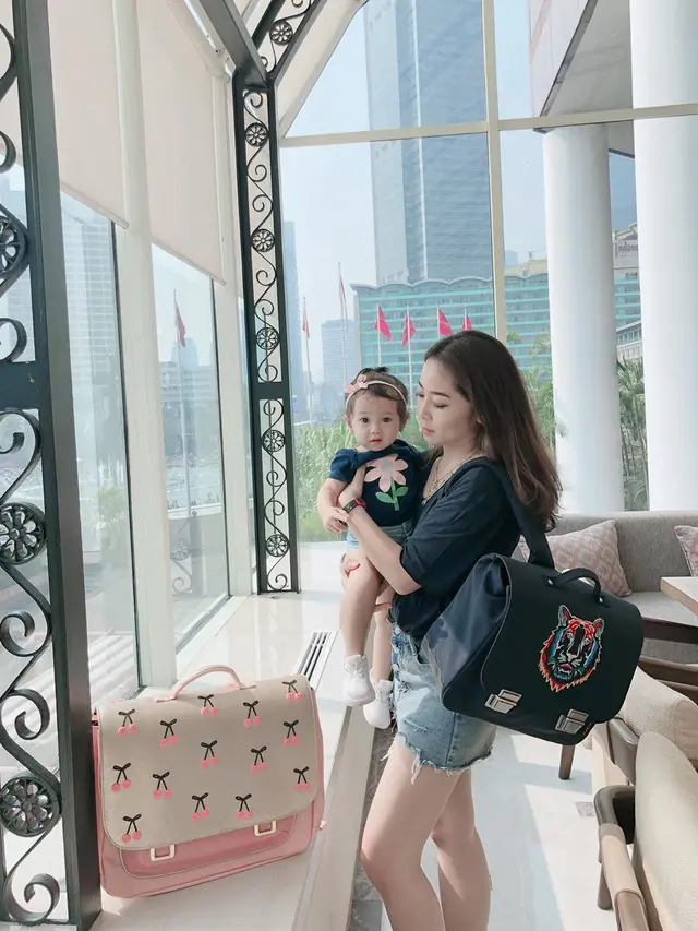 Jadi Ibu Muda, Ini 7 Potret Hangat Karina Salim saat Asuh Anak