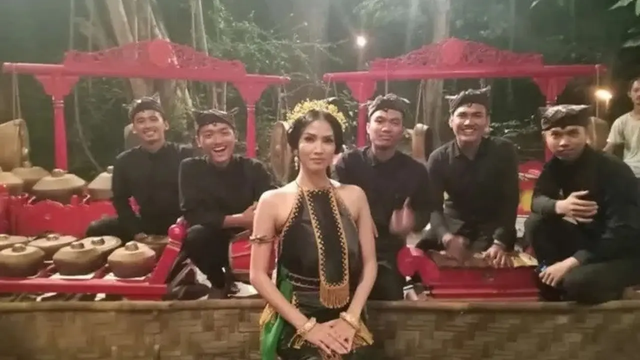 Ubaid Ijlal Abror memegang gendang foto bersama Aulia Sarah pemeran Badarawuhi di film KKN di Desa Penari disela- sela syuting (Istimewa)