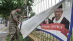 Petugas Satpol PP mencopot spanduk APK di sepanjang Jalan Yos Sudarso, Jakarta Utara, Rabu (13/3). Bawaslu menginstruksikan Pemkot se-DKI Jakarta untuk menertibkan APK yang dipasang di sembarang tempat dan fasilitas umum. (merdeka.com/Iqbal S. Nugroho)