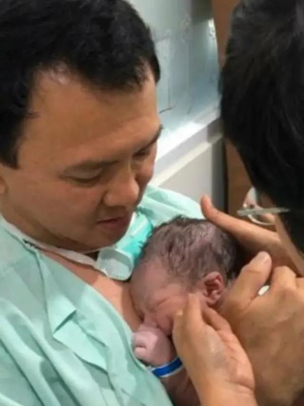 Momen Seleb Pria Peluk Anaknya yang Baru Lahir (Sumber: Instagram//puput_basukipurnama
