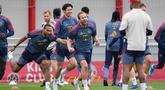 Pemain Bayern Munchen, Harry Kane (tengah) dan Jonathan Tah (kiri) saat mengikuti sesi latihan jelang pertandingan leg kedua semifinal Liga Champions 2025/2026 melawan Paris Saint-Germain (PSG) di Jerman, Selasa 5 Mei 2026. Bayern Munchen melakukan persiapan penuh jelang menjamu Paris Saint-Germain (PSG) pada leg kedua semifinal Liga Champions 2025-2026. (AP Photo/Matthias Schrader)