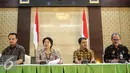 Suasana konferensi pers pengumuman peserta yang lolos seleksi Profile Assessment di Kantor Kemensesneg, Jakarta, Kamis (9/7/2015).  Sebanyak 18 calon anggota KY lolos tes dari 34 peserta (Liputan6.com/Faizal Fanani) 
